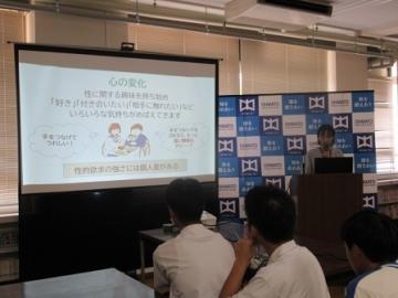 モニターで受講する生徒の様子。健やかな成長につながることを期待。