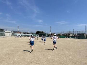 陸上部が練習をしている様子