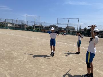 陸上部の生徒がトレーニングをしているようす