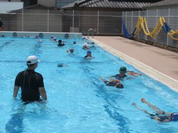 ペットボトルでうく練習をする中学年