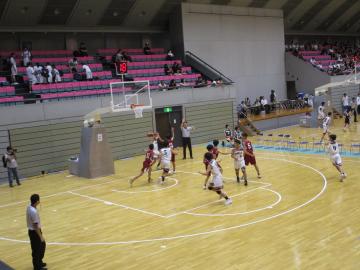 男子バスケットボールの試合の様子