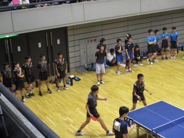 男子卓球の試合の様子