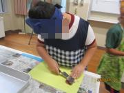 魚をさばく児童の様子4