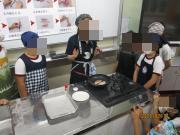 焼き方を教わる児童の様子