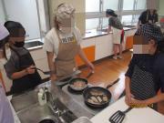 調理で魚を焼く児童の様子2