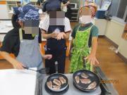 調理で魚を焼く児童の様子3