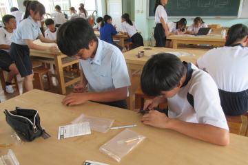 生徒がペン立てを製作している様子