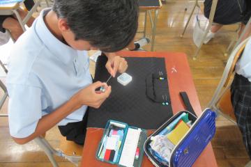 生徒が玉結びを確認している様子