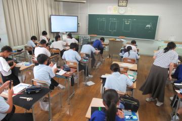 生徒が裁縫に取り組んでいる様子