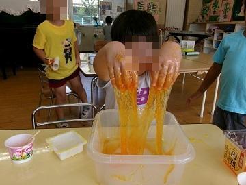 スライムで遊んでいる写真