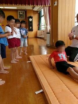 前回りをしている写真