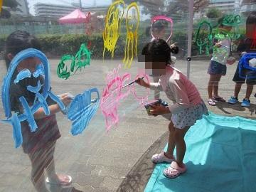 ビニールに絵をかいている写真