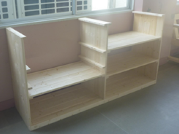 棚を制作している
