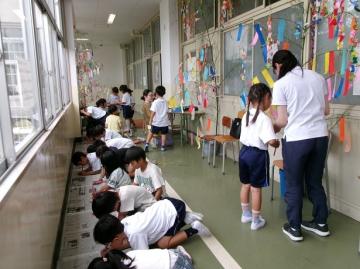 1年生が七夕の願いごとを短冊に書いている