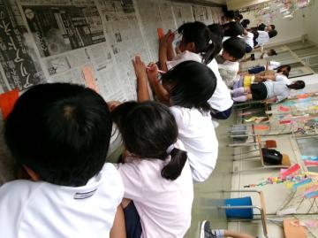 1年生が短冊の願いごとを書いている