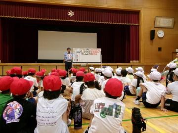 1年生が交通安全の話を聞いている