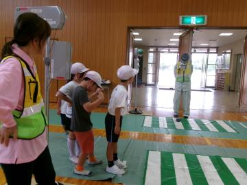 1年生が交通安全の決まりに気を付けて、歩く練習をしている