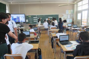 教室内で児童が調べたいことを黒板に貼っている様子
