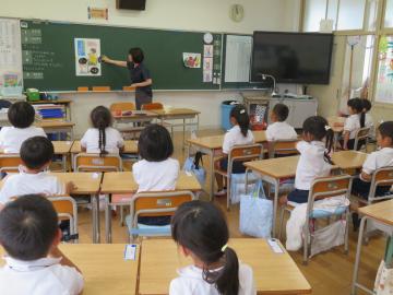 食事の姿勢について説明する栄養教諭