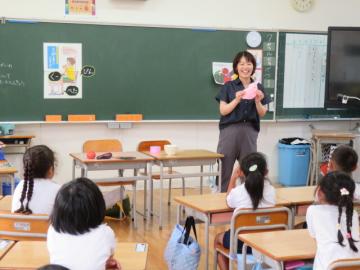 胃の模型を1年生に提示する栄養教諭