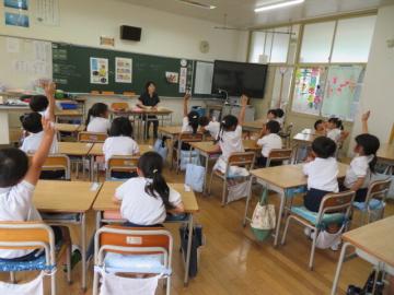 食事の基本のマナーについて考える1年生