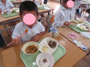 小さな具をおはしで上手にはさむ1年生その1
