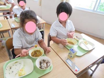 小さな具をおはしで上手にはさむ1年生その2