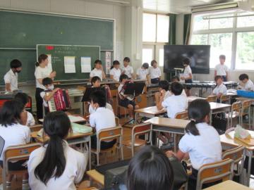 教室内で合奏を聞いて気づいたことを伝え合う6年生の様子