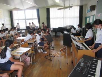 教室内でCチームの演奏を鑑賞する6年生の様子