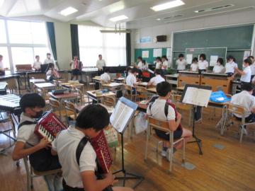 教室内で最後は全員で合奏する6年生の様子