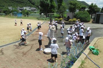 1年生が水遊びを楽しんでいる様子