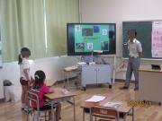 教室内での出前授業の様子。生徒が講師と話しています。