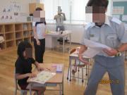 教室内での出前授業の様子。講師が説明しています。
