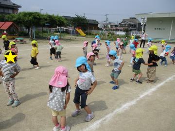 園庭で園児がアヒルのダンスを踊っている様子