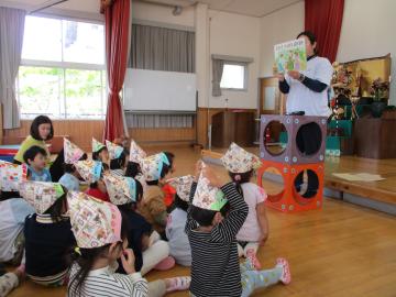 遊戯室で子ども達が紙芝居を見ている様子
