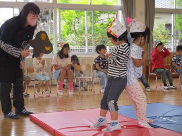遊戯室できりん組の園児が尻相撲をしている様子