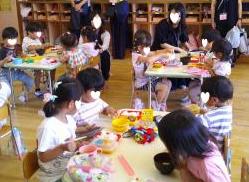4歳児が給食を食べているところ