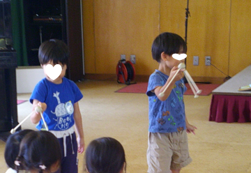 振り子を友達に見せているところ