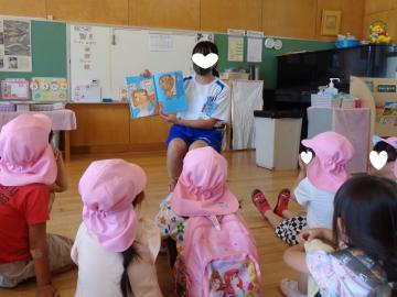 中学生が絵本の読み聞かせをしているところ