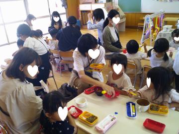 保護者と一緒に給食を食べているところ