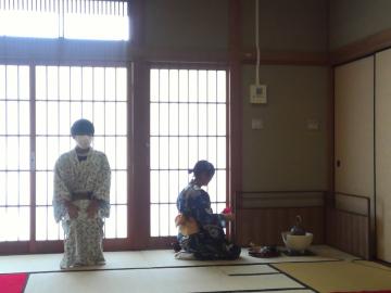 茶道部代表の生徒が説明をしている様子