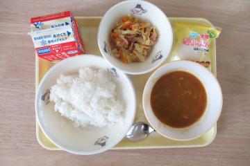 前期課程の給食の写真