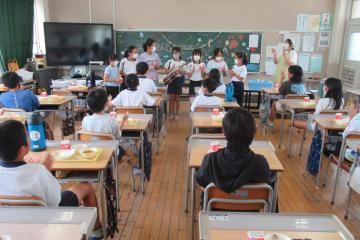 お祝いの歌を歌っている様子