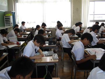 参加するオープンハイスクールの確認をしている様子