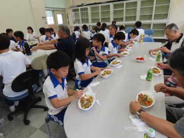 カレーを味わう児童と地域の方々