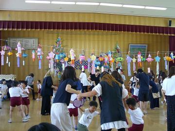 親子でダンスをしている様子