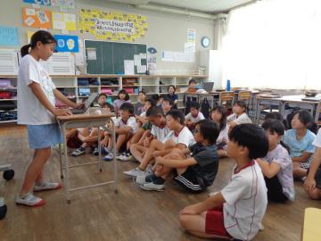 弁論大会です。教室内の児童のうち、一人が発表して他の人たちは真剣に聞いています
