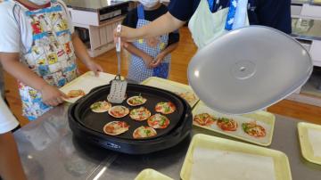 調理室内で児童がピザを焼きました。ホットプレートでおいしく焼けました。