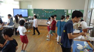 教室内で児童が夏祭りを開催しました。いろいろなお店にお客さんが来ているところです。