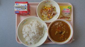 今日の給食はカレーです。1学期の最後です。